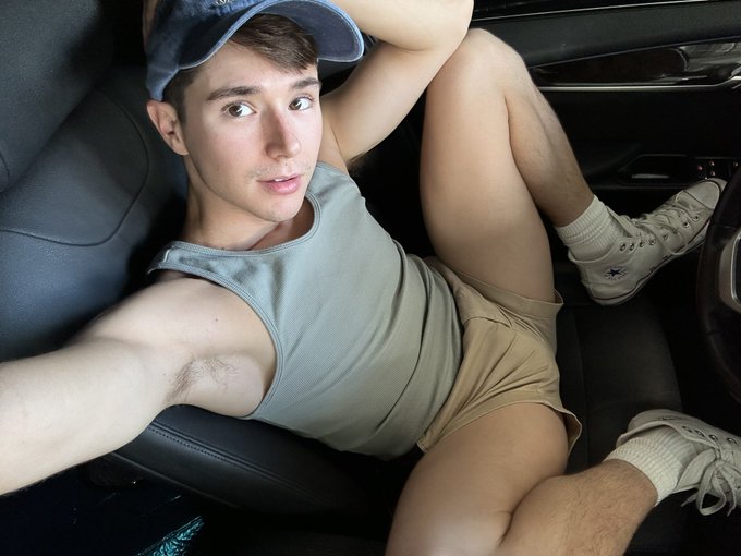 2 pic. Vroom vroom. 🤭 https://t.co/8sF5UKQrfU