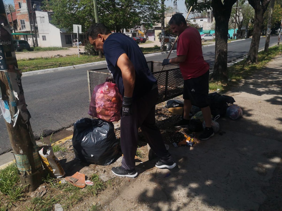 Tsomospatria's tweet photo. #LaMatanza☀️🇦🇷 #VillaCelina ☀️👉L@s compañer@s de #TSPCelina , merendero #FeYEsperanza realizando trabajos comunitarios para mantener limpio el barrio.
Excelente trabajo en equipo 💪
#GladysGonzalez
#DanielLara 
#JavierNevchisci 
#TodxsSomosPatria☀️🇦🇷 https://t.co/zYzg7MlRQZ