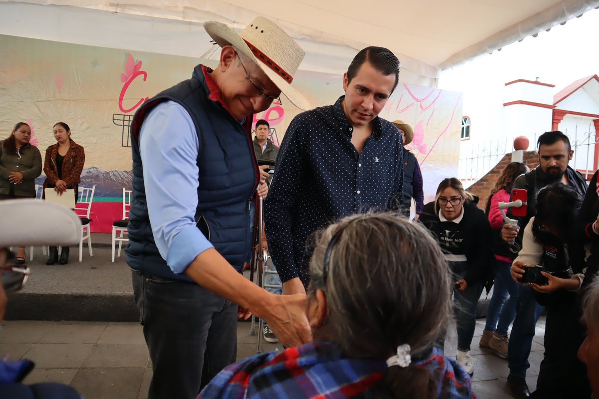 RayMartinezZen's tweet photo. Hoy llevamos a Tlachaloya Primera Sección nuestra #JornadaLlenaDeVida, donde ofrecimos servicios médicos; además realizamos 150 esterilizaciones y colocamos 100 vacunas antirrábicas. 👩🏻‍⚕️🐶

Gracias por confiar en nosotros, y ayudarnos a construir una #TolucaLlenaDeVida. 🤝🏻 https://t.co/Rh2U1ako6i