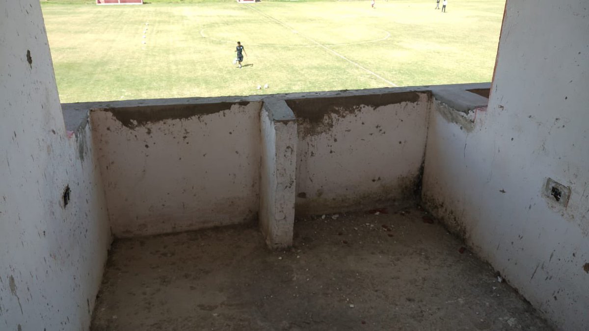 wareporter's tweet photo. Estádio José Vareda em Limoeiro(PE)(Aprovado pela FPF) segue aberto na série A2 do estadual, SEM A MÍNIMA CONDIÇÃO de receber a imprensa.

Viva o futebol de Pernambuco!!
#VERGONHA https://t.co/D83mTZu2zX