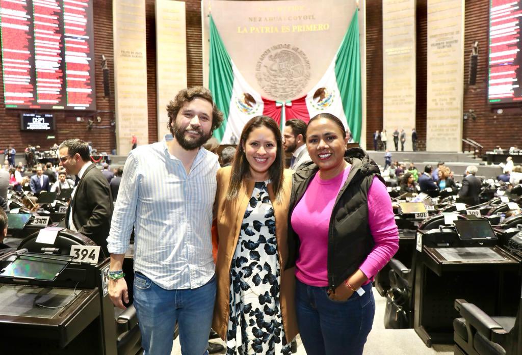 PepeEstefanG's tweet photo. Este miércoles asisto al 2do día de Sesión Ordinaria en la @Mx_Diputados junto a mis compañeras y compañeros @DiputadosVerdes a las y los cuales tuve el gusto de introducir con la Presidenta de San Juan Bautista Cuicatlán @maricelmariscal, integrante y mujer comprometida con la transformación junto al @partidoverde_oa con la cual trabajamos en el Estado. ¡El @partidoverdemex crece en todo el País!