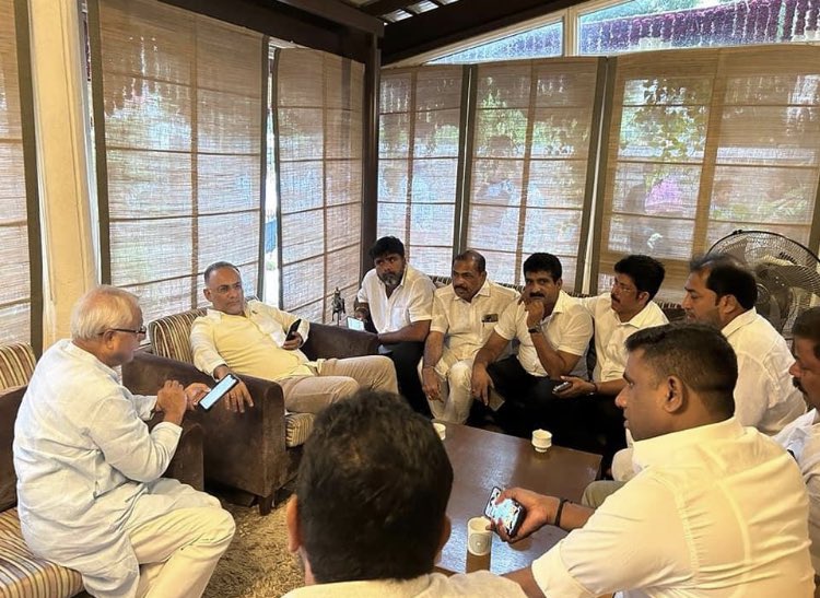 MShashiHegde's tweet photo. ಮಂಗಳೂರು ಮಹಾನಗರಪಾಲಿಕೆಯ ಸದಸ್ಯರ ನಿಯೋಗ ಅರೋಗ್ಯ ಹಾಗೂ ಕುಟುಂಬ ಕಲ್ಯಾಣ ಸಚಿವರು/ದ. ಕ. ಜಿಲ್ಲಾ ಉಸ್ತುವಾರಿ ಸಚಿವರಾದ ಶ್ರೀ. ದಿನೇಶ್ ಗುಂಡೂರಾವ್ ���ವರನ್ನು ಅವರ ಬೆಂಗಳೂರು ಗೃಹ ಕಛೇರಿಯಲ್ಲಿ ಭೇಟಿಯಾಗಿ ಪಾಲಿಕೆ ಹಾಗೂ ಸ್ಥಳೀಯ ಸಮಸ್ಯೆಗಳ ಬಗ್ಗೆ ಚರ್ಚಿಸಲಾಯಿತು.
ಮಾಜಿ ಶಾಸಕರಾದ ಶ್ರೀ ಜೆ.ಆರ್. ಲೋಬೊ ಹಾಗೂ ಪಾಲಿಕೆ ಸದಸ್ಯರು ಉಪಸ್ಥಿತರಿದ್ದರು https://t.co/CnuYGAEk9m
