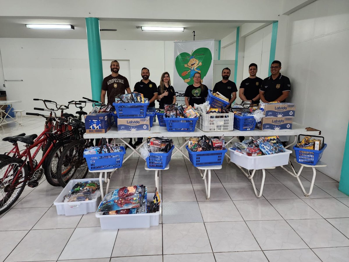 policiacivilrs's tweet photo. Polícia Civil realiza ação solidária do dia das crianças em São Leopoldo.

Foram doados aproximadamente 300 brinquedos, 8 bicicletas e diversas caixas de leite para uma fundação que acolhe crianças órfãs e vítimas de maus-tratos por familiares. #2DP_SãoLeopoldo https://t.co/qwmXhbzFnz