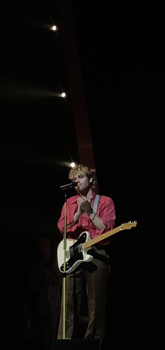 iflukecouldtalk's tweet photo. luke il m’a regardé comme ça regardez bien comment jvais absolument plus jamais fermer ma bouche jvais être votre pire cauchemar!!!!!!!!!!!! #5sosshowparis #5sosshow https://t.co/dljdebeP8E