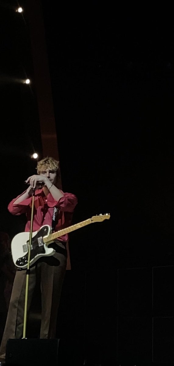 iflukecouldtalk's tweet photo. luke il m’a regardé comme ça regardez bien comment jvais absolument plus jamais fermer ma bouche jvais être votre pire cauchemar!!!!!!!!!!!! #5sosshowparis #5sosshow https://t.co/dljdebeP8E