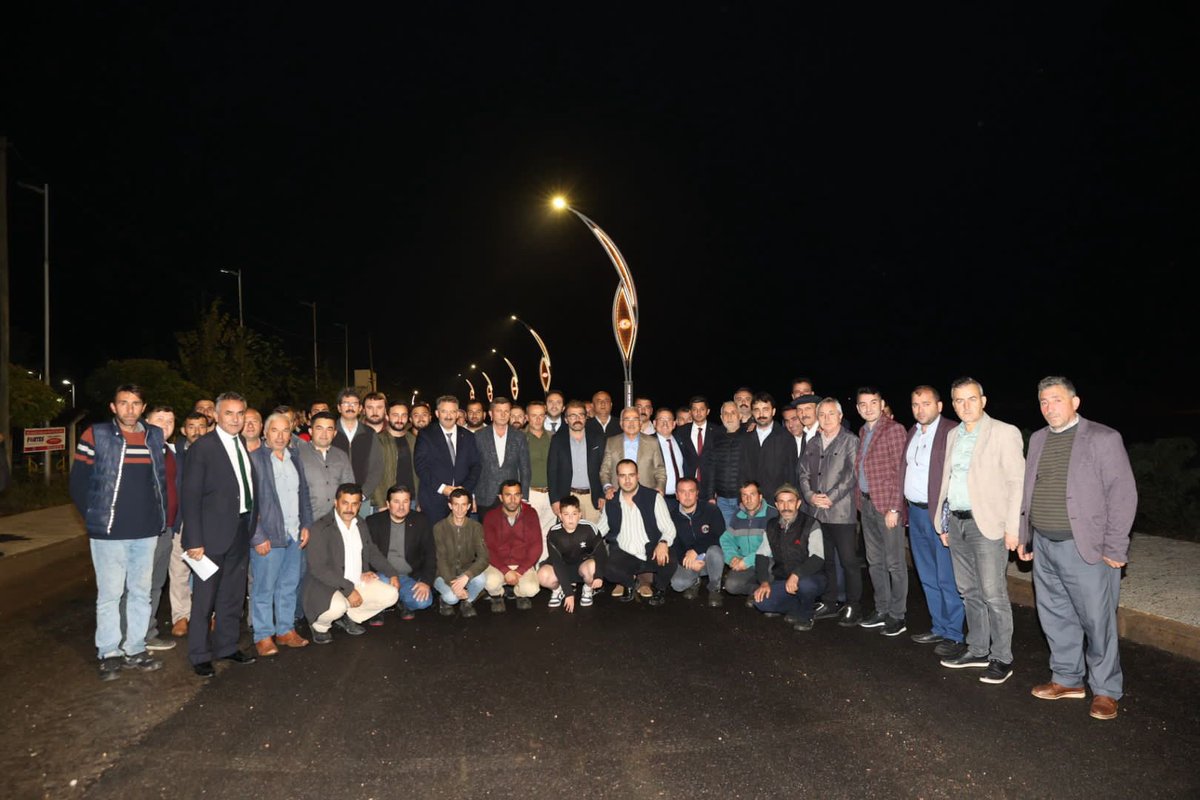 mhilmiguler's tweet photo. 📍Çatalpınar

Akkuş ve Aybastı ilçelerimizin ardından bu akşam ki son durağımız Çatalpınar ilçemiz oldu.

Yaptığımız çalışmalar yakın zamanda modern, estetik ve ışıl ışıl bir görünüme kavuşturduğumuz ilçemizde Çatalpınar Belediye Başkanımız Ahmet Türe ile birlikte esnaf ve hemşehrilerimiz ile bir araya geldik.

Çatalpınar'ın güzelleşmesinde istişare içerisinde çalıştığımız Başkanımıza, ekibine ve çalışmalarda emeği geçen tüm mesai arkadaşlarıma teşekkür ediyorum.

İlgileri ve gösterdikleri yüksek teveccüh için Çatalpınarlı hemşehrilerime şükranlarımı sunuyorum.

Diğer ilçelerimizde olduğu gibi Çatalpınar ilçemizde de sosyal ve kültürel çalışmaların yanı sıra ilçe tarihinin en büyük altyapı, yol ve su yatırımlarını gerçekleştirdik.

Ordu Büyükşehir Belediyesi olarak, 2019 yılından bu yana sadece altyapı, yol ve su yatırımları kapsamında,

Çatalpınar ilçemize;

👉 4️⃣5️⃣ bin metre asfalt ve beton yol çalışmasını 

👉 7️⃣8️⃣ bin metre yeni yol açma ve yol genişletme çalışmasını

👉 5️⃣2️⃣ bin metre yeni içme suyu hattını

👉 7️⃣ bin metre yeni kanalizasyon hattını

👉 1️⃣ adet su alma yapısını

👉 1️⃣ adet sondaj çalışmasını 

👉 6️⃣ adet göleti ilçemize kazandırdık.

Ordu’muzda 19 ilçemizin tamamında yatırımlarımız ile rekordan rekora koşmaya, gönülden gönüle girmeye devam edeceğiz.