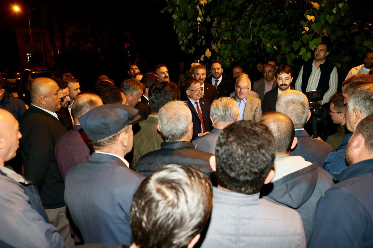 mhilmiguler's tweet photo. 📍Çatalpınar

Akkuş ve Aybastı ilçelerimizin ardından bu akşam ki son durağımız Çatalpınar ilçemiz oldu.

Yaptığımız çalışmalar yakın zamanda modern, estetik ve ışıl ışıl bir görünüme kavuşturduğumuz ilçemizde Çatalpınar Belediye Başkanımız Ahmet Türe ile birlikte esnaf ve hemşehrilerimiz ile bir araya geldik.

Çatalpınar'ın güzelleşmesinde istişare içerisinde çalıştığımız Başkanımıza, ekibine ve çalışmalarda emeği geçen tüm mesai arkadaşlarıma teşekkür ediyorum.

İlgileri ve gösterdikleri yüksek teveccüh için Çatalpınarlı hemşehrilerime şükranlarımı sunuyorum.

Diğer ilçelerimizde olduğu gibi Çatalpınar ilçemizde de sosyal ve kültürel çalışmaların yanı sıra ilçe tarihinin en büyük altyapı, yol ve su yatırımlarını gerçekleştirdik.

Ordu Büyükşehir Belediyesi olarak, 2019 yılından bu yana sadece altyapı, yol ve su yatırımları kapsamında,

Çatalpınar ilçemize;

👉 4️⃣5️⃣ bin metre asfalt ve beton yol çalışmasını 

👉 7️⃣8️⃣ bin metre yeni yol açma ve yol genişletme çalışmasını

👉 5️⃣2️⃣ bin metre yeni içme suyu hattını

👉 7️⃣ bin metre yeni kanalizasyon hattını

👉 1️⃣ adet su alma yapısını

👉 1️⃣ adet sondaj çalışmasını 

👉 6️⃣ adet göleti ilçemize kazandırdık.

Ordu’muzda 19 ilçemizin tamamında yatırımlarımız ile rekordan rekora koşmaya, gönülden gönüle girmeye devam edeceğiz.