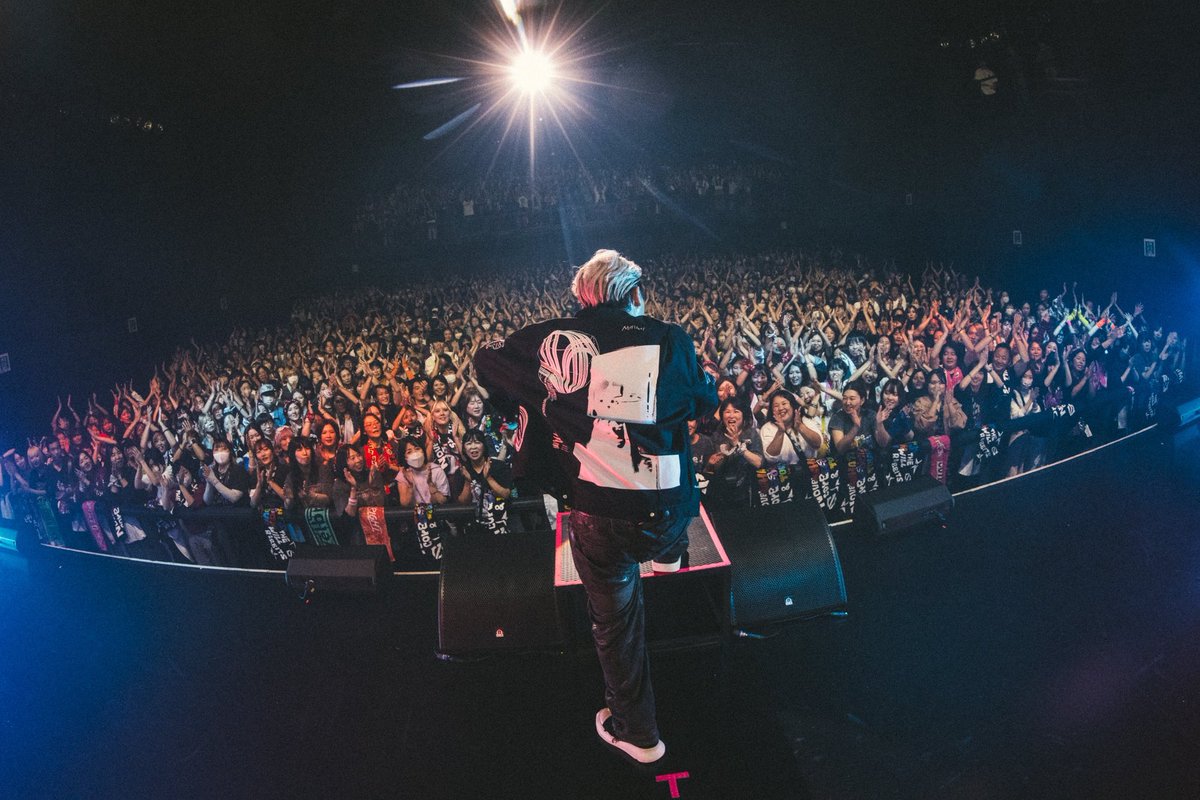 iamnovelcore's tweet photo. ⁡WHAT'S THE ROCK TOUR vol.1
名古屋公演 at Zepp Nagoya
with Novelbright @Novelbright_jp 
⁡
対バンツアー、初日！名古屋！
マジで最高の幕開けだった。倒れるかと思った（笑）
⁡
念願の "Novel" 対バンということで、まず大先輩である対バン相手・Novelbright の皆さんがとんでもなくアツいライブをぶちかましてくれて…もう会場爆湧き。
⁡
袖から見ていたけど、マジで半端なかった。
⁡
そして、全部使い切ったでしょってくらいへとへと、汗びっしょりの皆の前に現れた俺ら。
もうね、こっちもあんなの見せられたら燃え尽きる覚悟でいくよね。ライブ中は先輩も後輩もないと思っているから、マジで頭からケツまで振るスロットルでやったよ。過去一。
⁡
本当に最後の最後まで、会場に集まった全員がめちゃくちゃ楽しんでくれていたのが何より嬉しかったです。
⁡
Novelbrightの皆さん、ファンの皆さん、
本当にありがとうございました…！
⁡
そして、OUTER！
ライブ終わりの雄大さんから「今まで参加してきた対バン形式のライブの中でも、マジで1番温かいファンだったわ。楽しかった！」って言ってもらったぞ！！嬉し過ぎた…！
⁡
いつも本当にありがとう。
⁡
過去最高を間違いなく更新していくツアー。
⁡
明日は大阪、ビッケブランカ先生と対バン。
当日券もあるからな！後悔しないように！
⁡
Photo: @SatoshiHata 
⁡
#WHATSTHEROCK_TOUR
#Novelbright #NovelCore