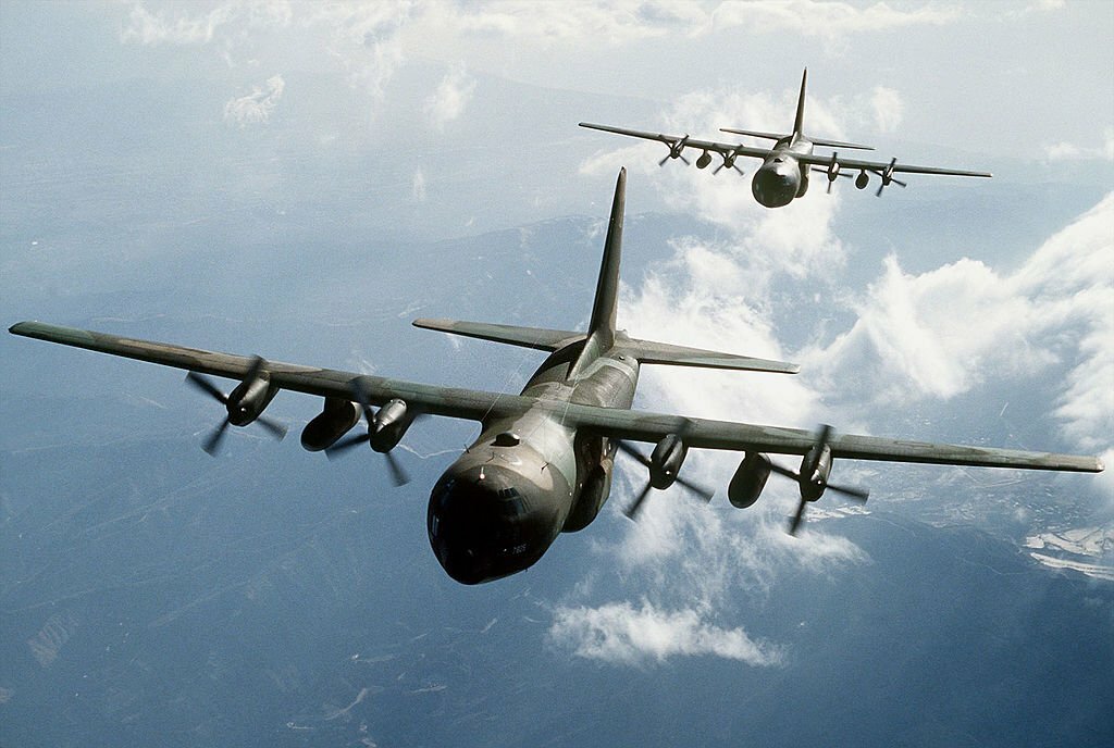 30 ابريل 1977 - وزارة الدفاع الأمريكية (البنتاجون) تعلن عن بيع 6 طائرات نقل عسكرية من طراز C-130 هيركوليز للسودان بعد الحصول على موافقة الرئيس جيمي كارتر مطلع هذا الشهر. ونقدر قيمة الصفقة - التي تعتبر الأولى من نوعها بين البلدين - ب 74.4 مليون دولار. (وكالة اسوشيتدبرس)