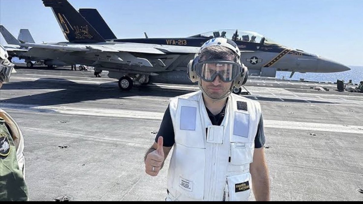 📌Filistin'e destek paylaşımı yapan Selçuk Bayraktar, Filistin'i bombalayan ABD uçak gemisi USS Gerald R. Ford'da, savaştan hemen önce böyle poz vermiş…
Kaderin cilvesi mi diyelim buna🙄