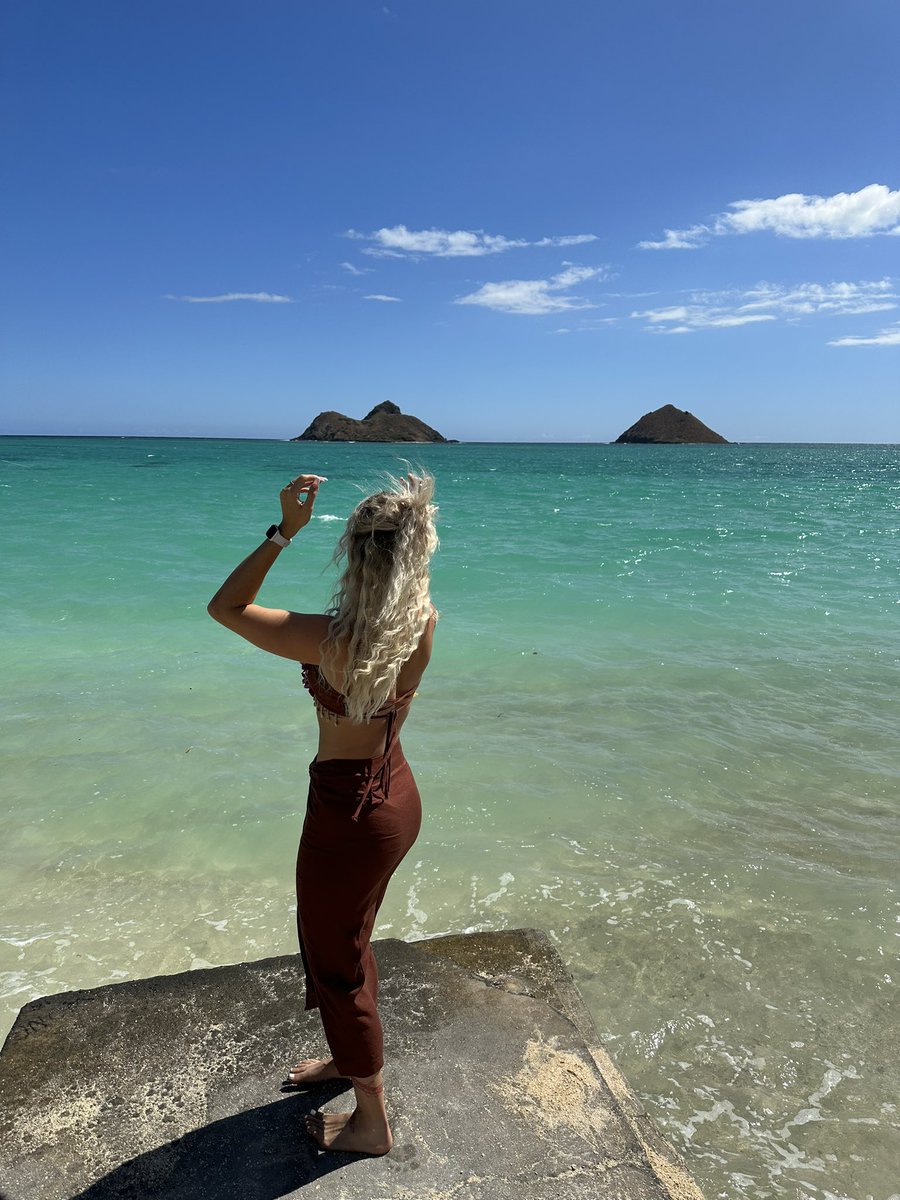 torihayesss's tweet photo. Hawaii I love you🌤️🌺🌴🌊 https://t.co/izj96g0laS