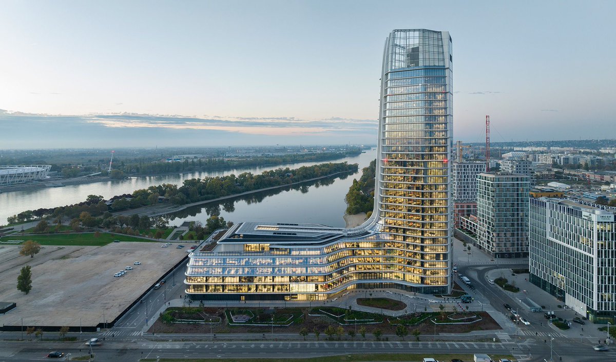 New interior photos of Foster + Partners' record-setting MOL campus design 

More at arcnct.co/46KtlnX  

📸 HGEsch @FosterPartners #BudapestArchitecture #InteriorDesign #WorkplaceDesign