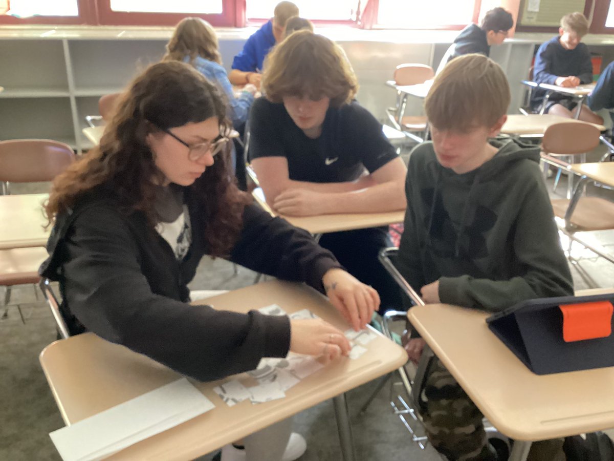 srtathurston's tweet image. Spanish 2 was engaged in a subject pronoun review today! ¡Buen trabajo! #puzzle #criticalthinking #cooperativelearning @EFWarriors @EFEAteaches @M_Routh68 @Mr_Popowitz