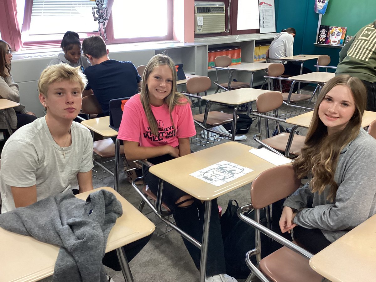 srtathurston's tweet image. Spanish 2 was engaged in a subject pronoun review today! ¡Buen trabajo! #puzzle #criticalthinking #cooperativelearning @EFWarriors @EFEAteaches @M_Routh68 @Mr_Popowitz