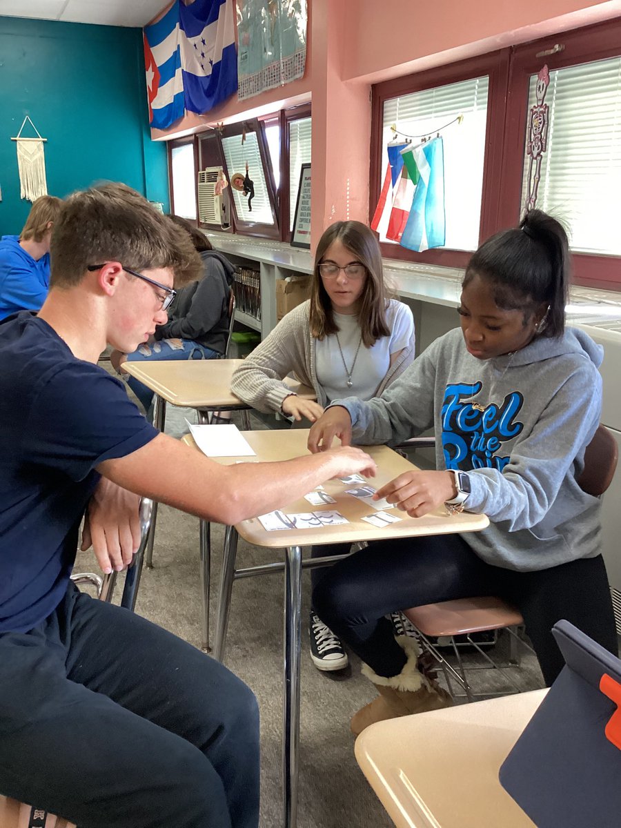 srtathurston's tweet image. Spanish 2 was engaged in a subject pronoun review today! ¡Buen trabajo! #puzzle #criticalthinking #cooperativelearning @EFWarriors @EFEAteaches @M_Routh68 @Mr_Popowitz