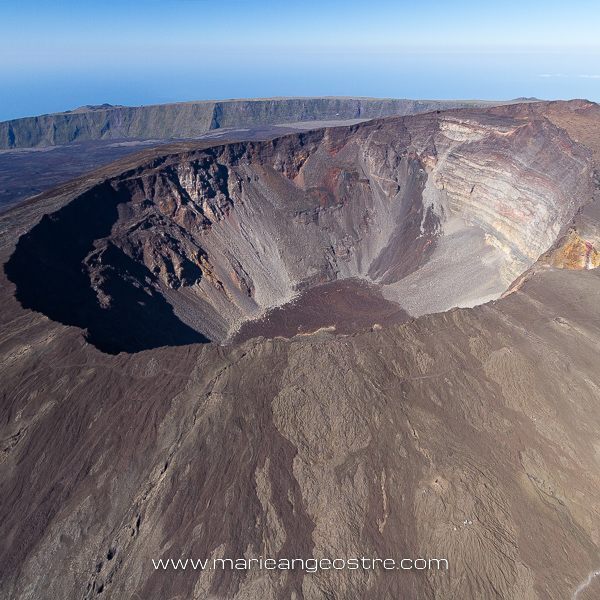 🇫🇷 [English below] Chaque fois que je retourne à La Réunion je m'offre le survol en hélicoptère pour approcher au plus près le volcan Piton de la Fournaise. À chacun de ces survols ce volcan affiche une silhouette différente, témoin de son activité intense. Majestueux !

👉  La