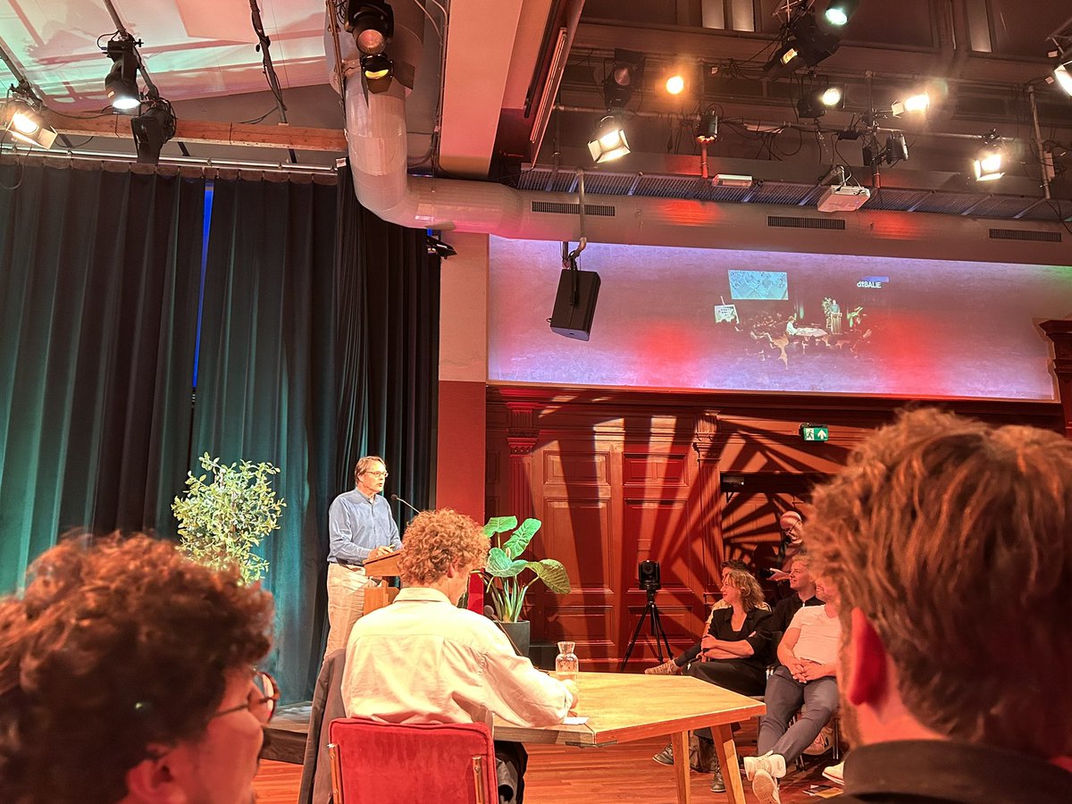 Stop the food fight met Charles Mann in @debalie 
Ik ben benieuwd, volle zaal, weinig boeren aanwezig….