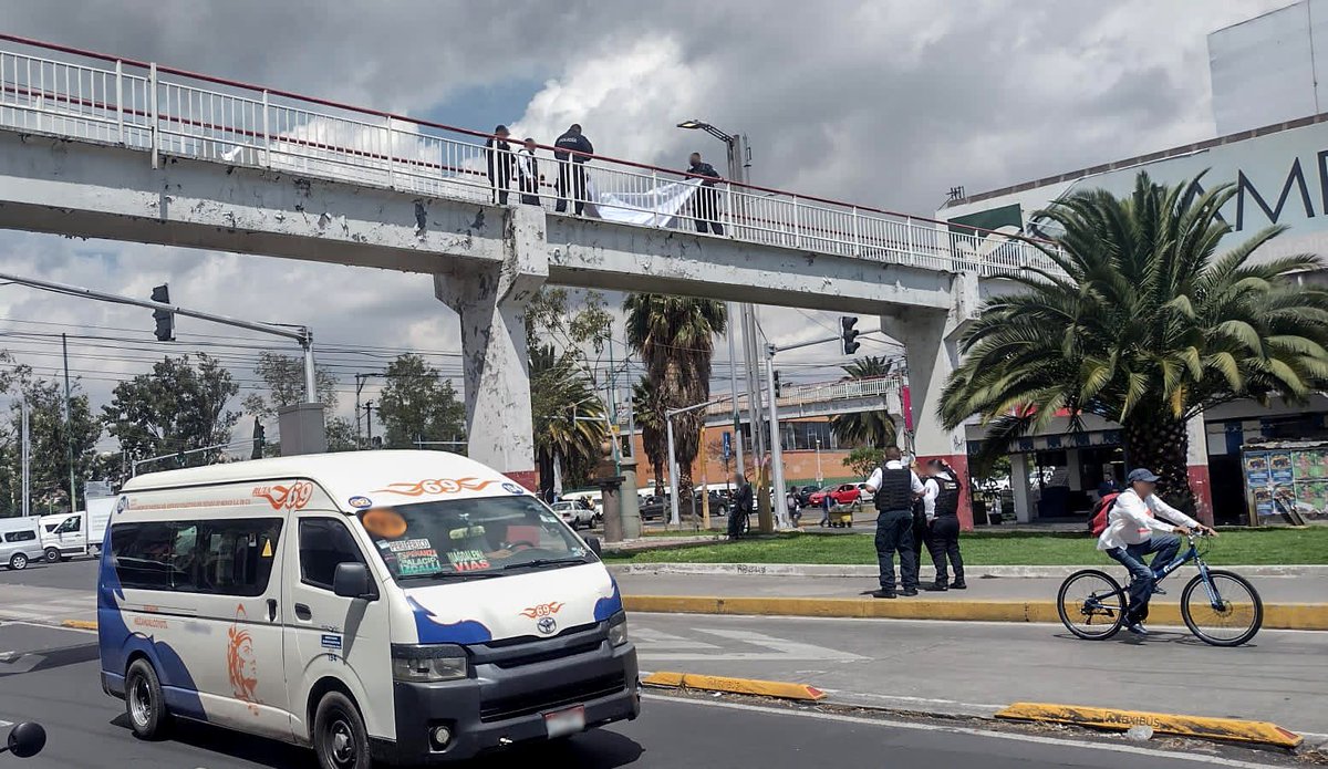 #SSEdoméx detuvo al probable responsable de colocar una lona con palabras intimidatorias en un puente peatonal ubicado en #Nezahualcóyotl.

El trabajo coordinado entre <a href="/C5Edomex/">C5 Estado de México</a>, <a href="/EstatalEdomex/">Policía Estatal del Estado de México</a> y <a href="/seguridadneza/">Seguridad Neza</a> permitió la detención.

Se aseguró un arma hechiza y un mototaxi.