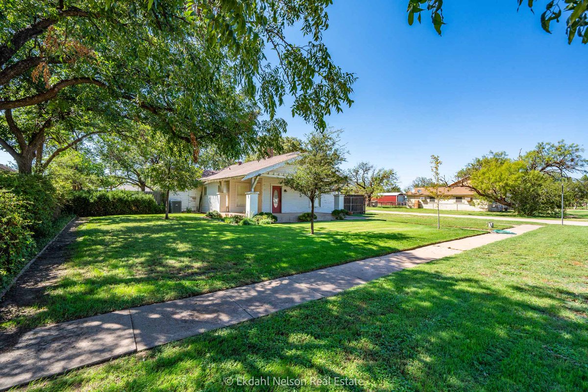 EkdahlEdge's tweet photo. This #stunning, #historic #gem in the heart of Hamlin features a turn-of-the-century, #twostory #home with an adjacent bungalow-designed #guesthouse. The homes share an open, spacious backyard and #pool. https://t.co/DktVm5mmfx https://t.co/s8d1i3msif