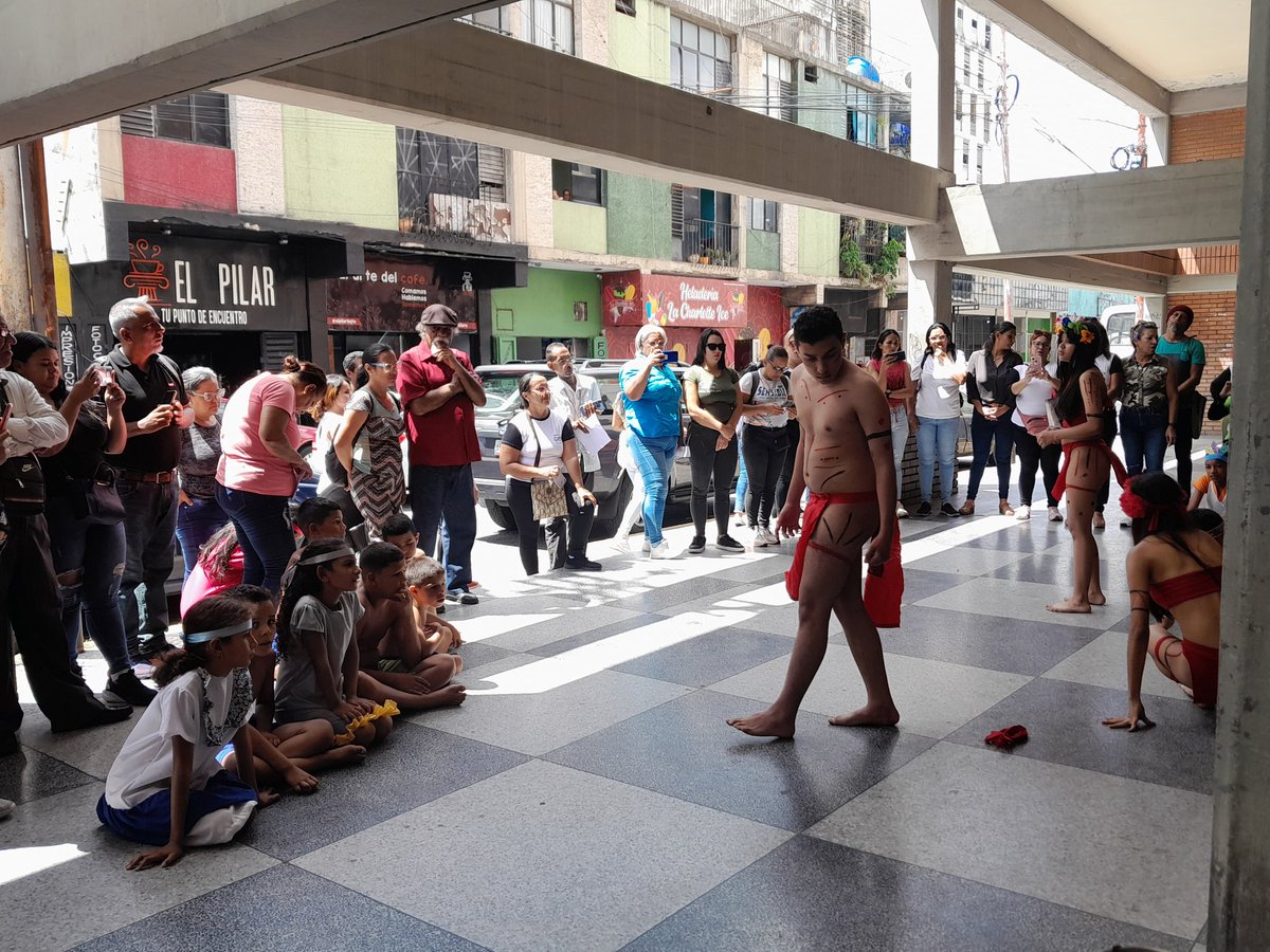 MerlyColteatro's tweet photo. CDCE del estado Lara, desarrolla actividades enmarcadas en el 12 de octubre Dia de la  Resistencia  Indígena.
@NicolasMaduro 
@MPPEDUCACION 
@_LaAvanzadora 
@dgcteatro 
@cdcelara 
@CulturaLara_ZE 
@AdolfoP_Oficial 
@juares_teatro https://t.co/VVNdNFvp0c