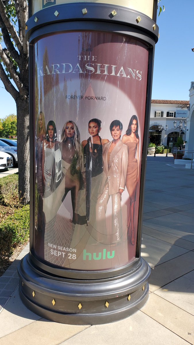 craftyt23's tweet photo. @KimKardashian @khloekardashian @kourtneykardash @KylieJenner @KrisJenner 
I'm here in Calabasas looking for you!! https://t.co/AiQujOYB45