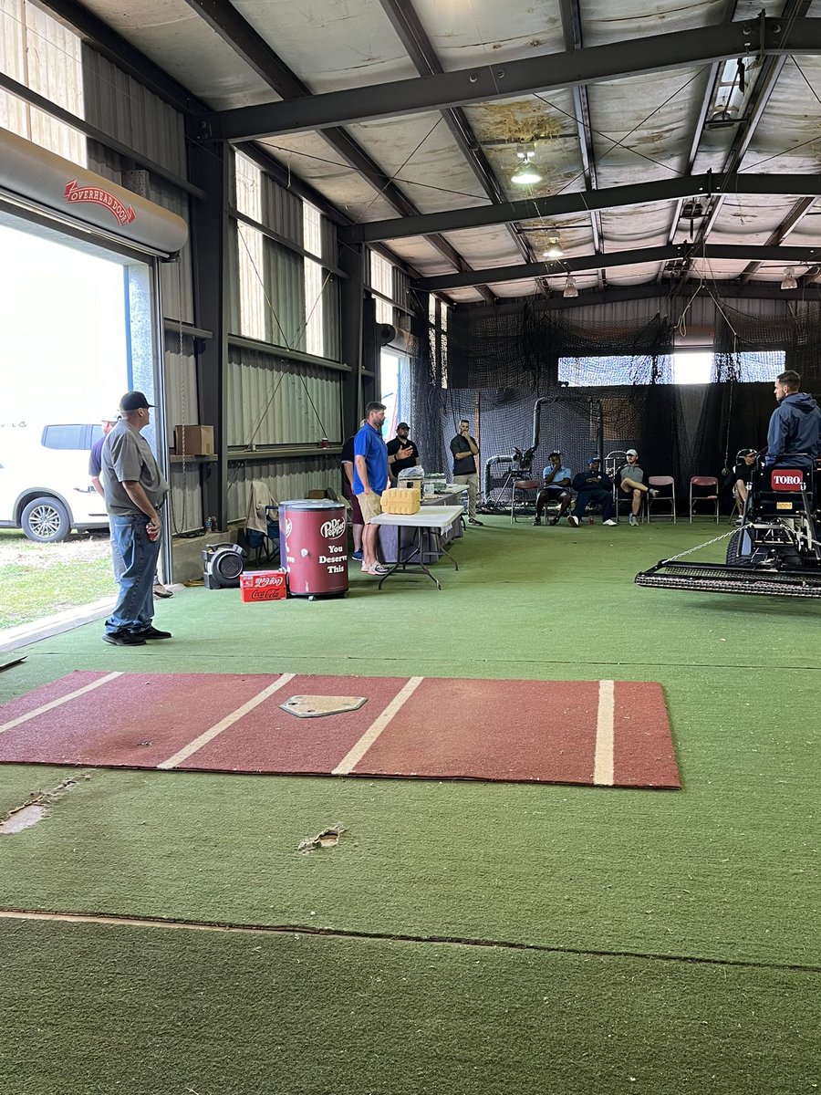 Aualum9496's tweet photo. Thanks to @ABM_Industries @scottydoesntno9 for hosting a field day. Weather was cool and rainy but I think people will be better tomorrow than today on their athletic fields. Thank you for allowing @SiteOneSupply to be a part of the day. #StrongerTogether https://t.co/KtRiAmSMjP