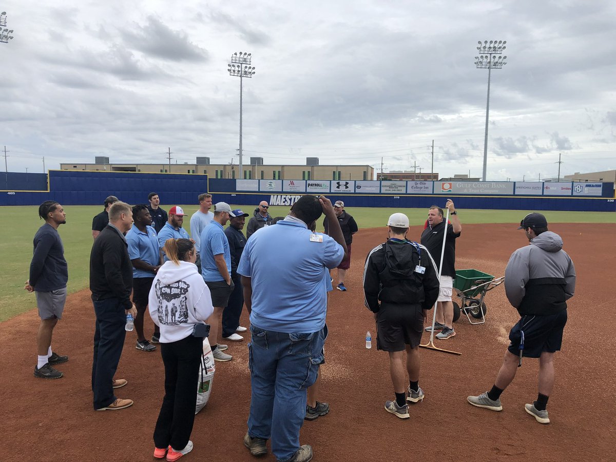 Aualum9496's tweet photo. Thanks to @ABM_Industries @scottydoesntno9 for hosting a field day. Weather was cool and rainy but I think people will be better tomorrow than today on their athletic fields. Thank you for allowing @SiteOneSupply to be a part of the day. #StrongerTogether https://t.co/KtRiAmSMjP