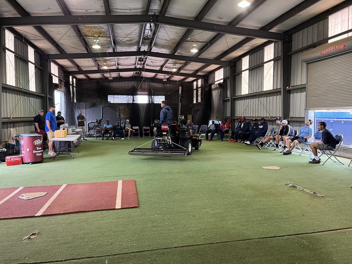 Aualum9496's tweet photo. Thanks to @ABM_Industries @scottydoesntno9 for hosting a field day. Weather was cool and rainy but I think people will be better tomorrow than today on their athletic fields. Thank you for allowing @SiteOneSupply to be a part of the day. #StrongerTogether https://t.co/KtRiAmSMjP