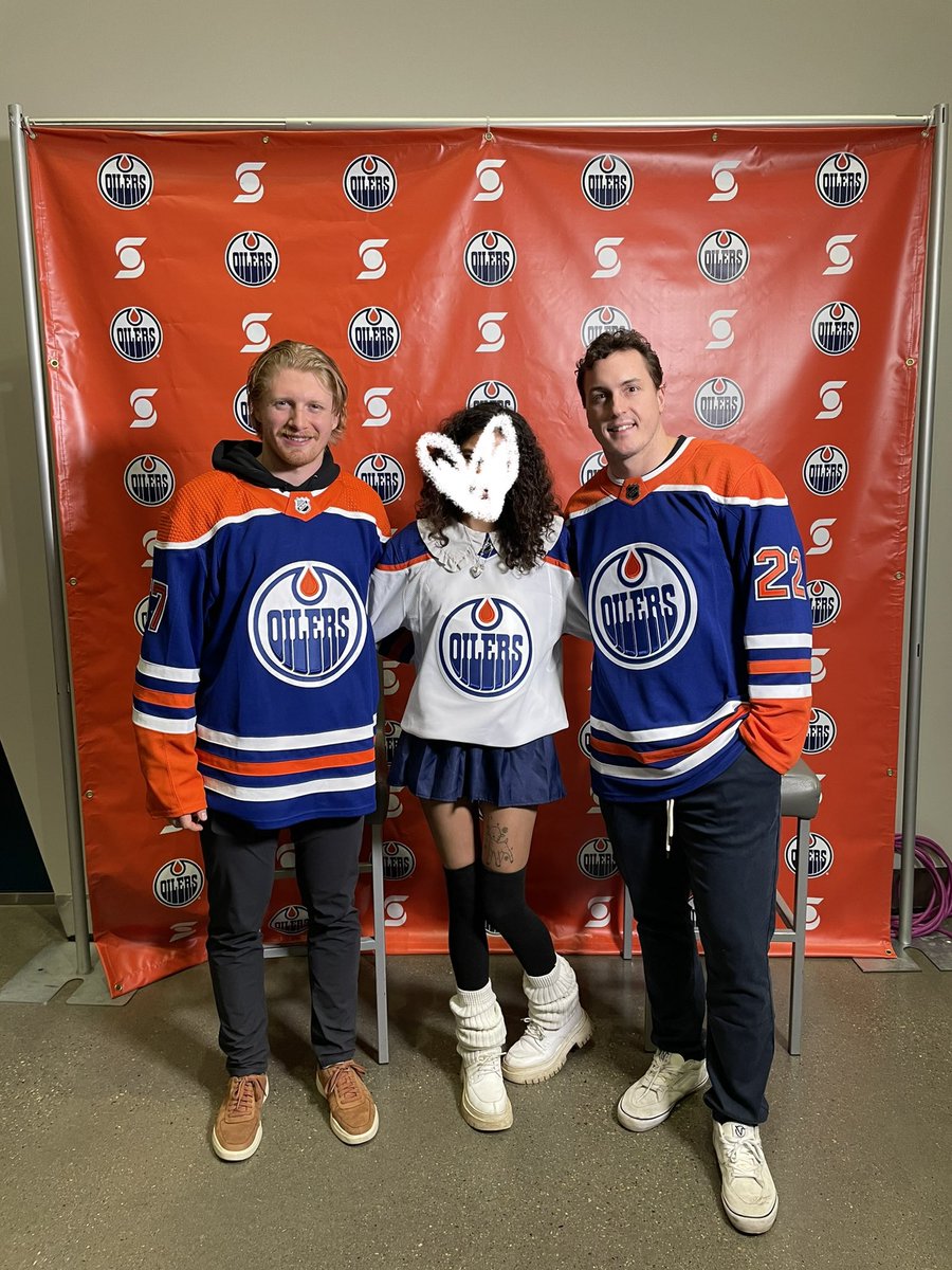Roguskii's tweet photo. tyson barrie told me that i belong in hockey as a queer person and he hopes people treat me kindly when i play even tho i was anxious abt it . and he has reiterated that message so many times . So i don't actually care what anybody has to say bcz u cant take that away from me😊🙏🏽 https://t.co/K3brvRmLjH