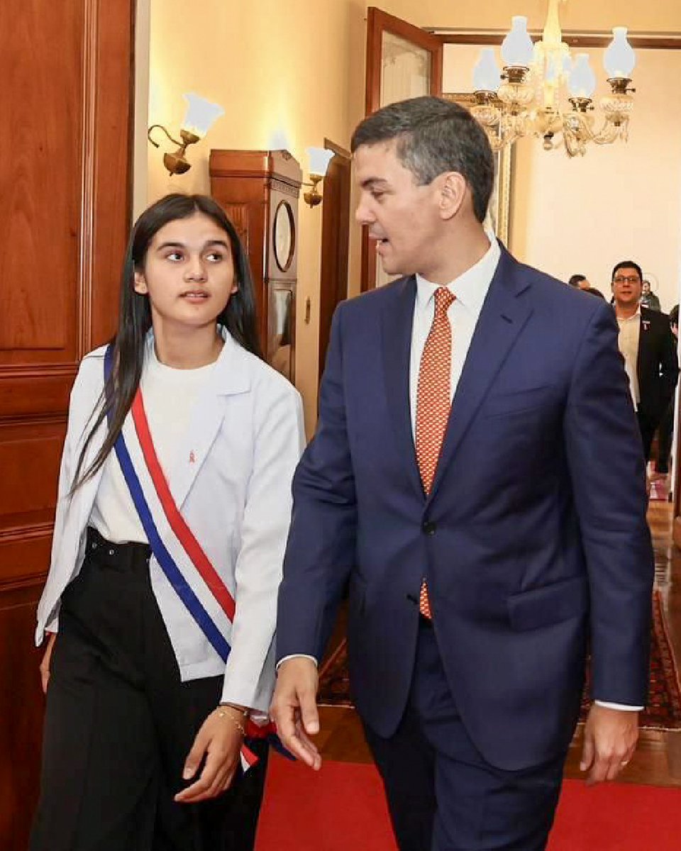 PlanPy's tweet photo. #TomasDePoder | #NiñasLibresDeViolencia 💪🏼✨
Adriana asumió la presidencia de la República del Paraguay, en el marco del Día Internacional de la Niña 🙌🏼
¡Agradecemos al presidente @santipeña por recibir a las niñas! https://t.co/Rmxe3I3Lw9