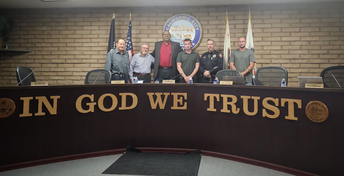 frazier_angelo's tweet photo. Even in difficult times, IN GOD WE TRUST 
Hey Bakersfield Kern County, California City Council unanimously passed the "In God We Trust" proposal for placing the decals on their police vehicles, 5-0!! Praise the Lord! California City joins 7 other cities in the Kern County area! https://t.co/zv1NAGg4bl