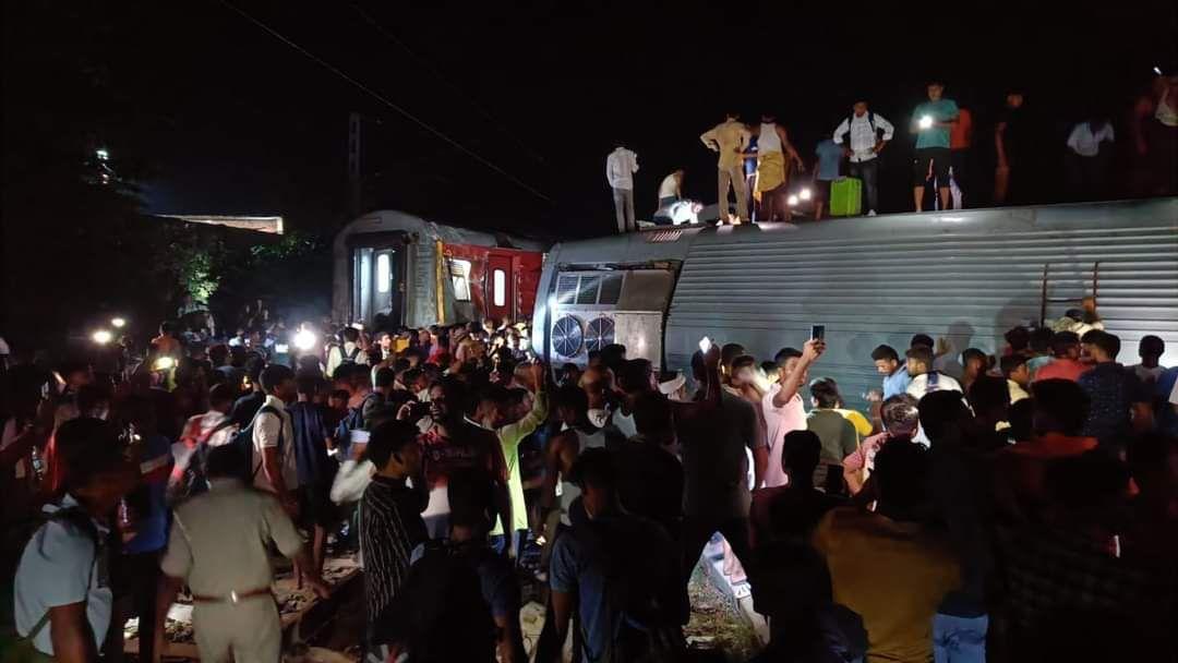 imshivam38's tweet photo. Tragic and Painful! 
Train no. 12506 North East Express has been derailed near Raghunathpur station, Baxar, Bihar.
5 coach derailed...

 #TrainAccident https://t.co/rLFLjYxBZS