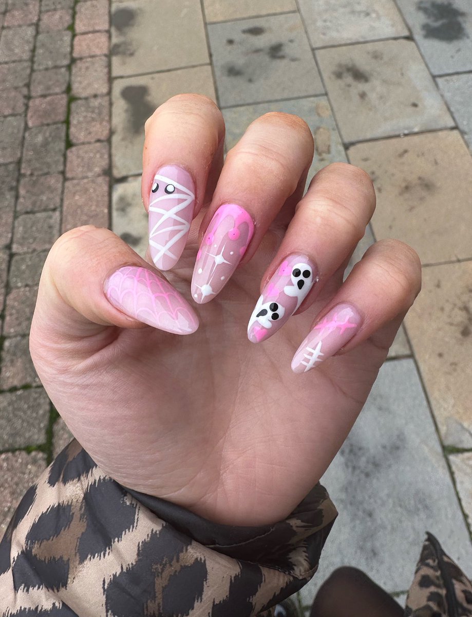 Is it really October if you don’t have ghosts on your nails 💁🏼‍♀️👻