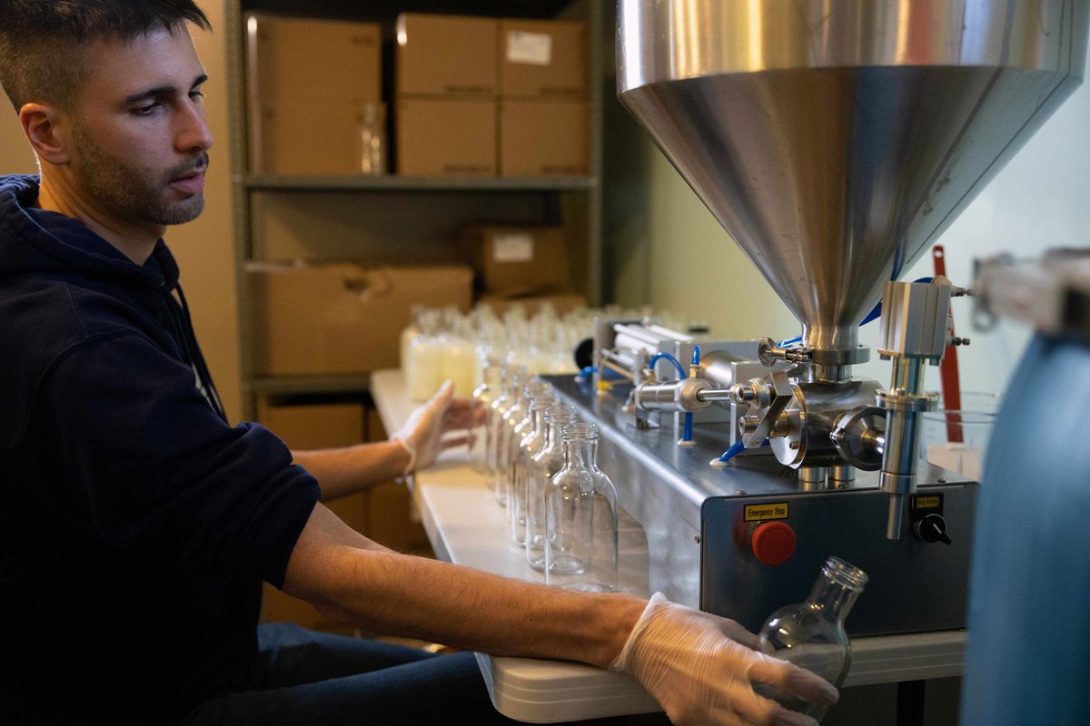 TOAwaters's tweet image. Cracking out the bottles of bubble bath - one by one.

#howitsmade #howitsdone #makingsoap #makingbubblebath #smallbusiness #shopsmall #smallbiz #GetYourTOAon #TOAforLife