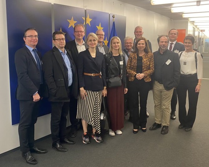 Uudenmaan liitto (@uudenmaanliitto) on Twitter photo Uudenmaan liiton väki tapasi tänään #EURegionsWeek-tapahtuman lomassa Brysselissä Tiina Hirvisaaren, joka on Jutta Urpilaisen kabinetin henkilöstöä. Mukana oli myös muita <a href="/HelsinkiEU/">Helsinki EU Office</a>n sopimuskumppaneita. Uudenmaan liiton väki tapasi tänään #EURegionsWeek-tapahtuman lomassa Brysselissä Tiina Hirvisaaren, joka on Jutta Urpilaisen kabinetin henkilöstöä. Mukana oli myös muita <a href="/HelsinkiEU/">Helsinki EU Office</a>n sopimuskumppaneita.