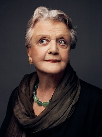 Famous actress and singer Dame #AngelaLansbury died #onthisday just last year. #TheManchurianCandidate #TonyAward #GoldenGlobe #MurderSheWrote #Hollywood #trivia