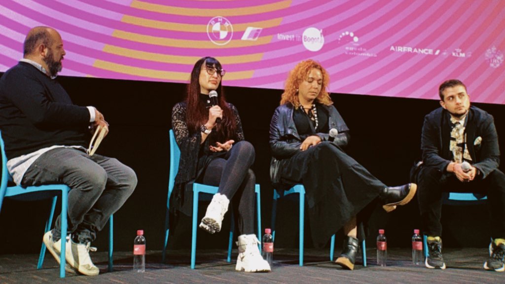 VolcanicasRev's tweet photo. 🎥🏳️⚧️🇨🇴 Se estrenó en Colombia el documental Transfariana y su segunda función contó con la presencia de sus protagonistas @libertinaqueer, @to_domal y Laura Zamora, quien pudo salir por unas horas de la cárcel La Picota para asistir. Laura paga actualmente una condena injusta de 52 años, la mayor condena a una persona trans en América Latina👇🏽