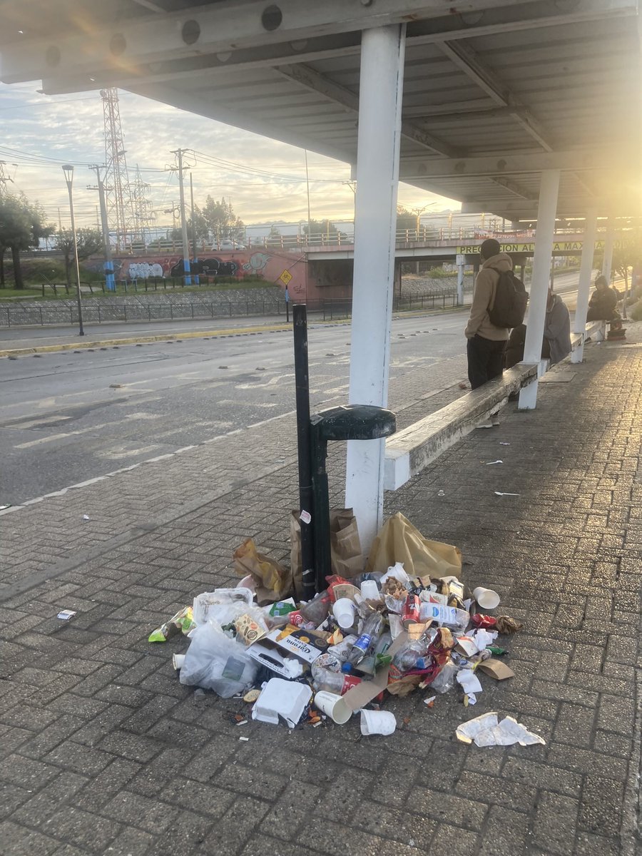 Necesaria reposición y limpieza permanente de basurero en paradero Terminal O’Higgins #Rancagua 

Un detalle para una ciudad que decidió pagar vía trato directo 830 millones mensuales  / 9.960 anuales en limpieza y retiro basura de la ciudad.