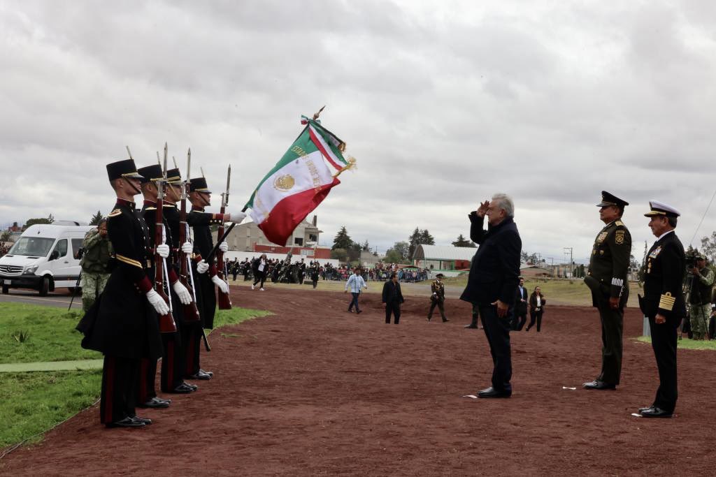 rosaicela_'s tweet photo. Honrada de acompañar al Presidente @lopezobrador_ a la ceremonia conmemorativa por los 200 años del Heroico Colegio Militar en #Perote, #Veracruz. @SEDENAmx 🇲🇽 https://t.co/RMenkyy0nx