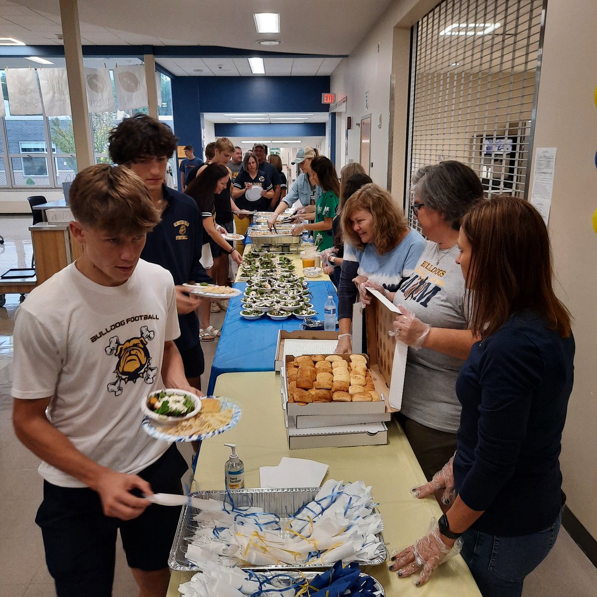 A huge Bulldog thank you to Angelina's Pizza for making our Senior team dinner so wonderful!!  
Your generosity and continued support are genuinely appreciated!!
<a href="/OFfootball1/">OFfootball</a> <a href="/OFHSCheer/">OFHS Cheerleading</a>