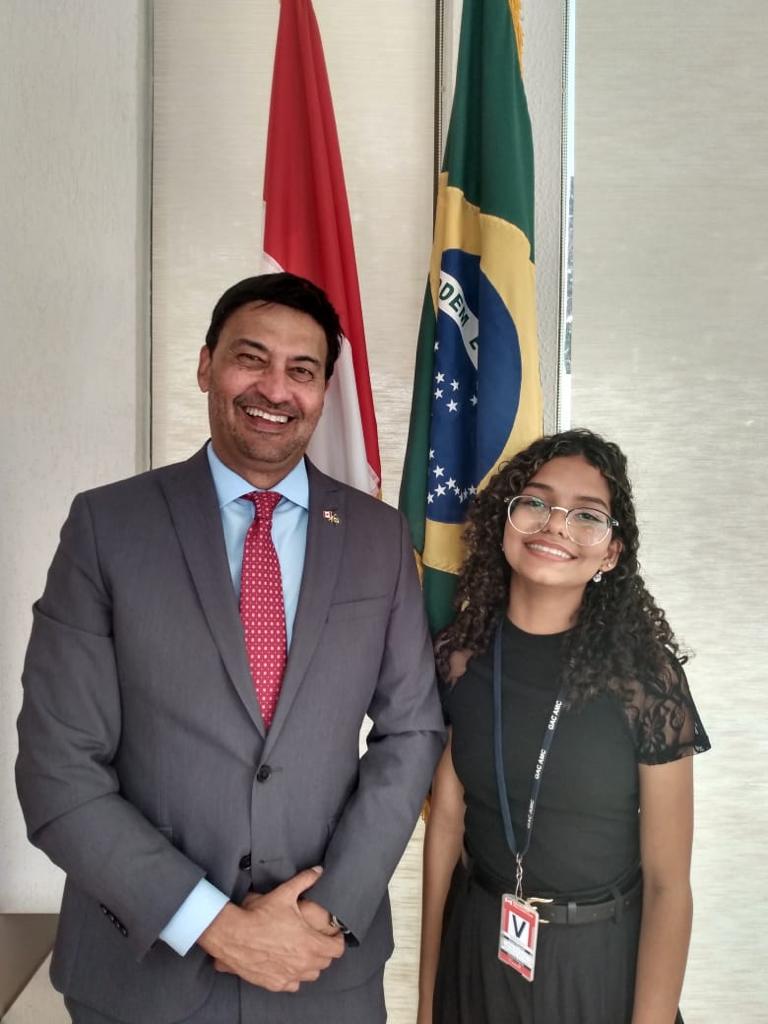 simoncridland's tweet photo. Foi um prazer receber a Bárbara, aluna do Centro Educacional do Lago de Brasília, para ser a nossa Embaixadora por um Dia. Aprendi muito sobre as perspectivas da próxima geração de líderes femininas. @CanadanoBrasil #girlstakeover #diadamenina #meninas #igualdadedegenero https://t.co/tXEXNDJItX