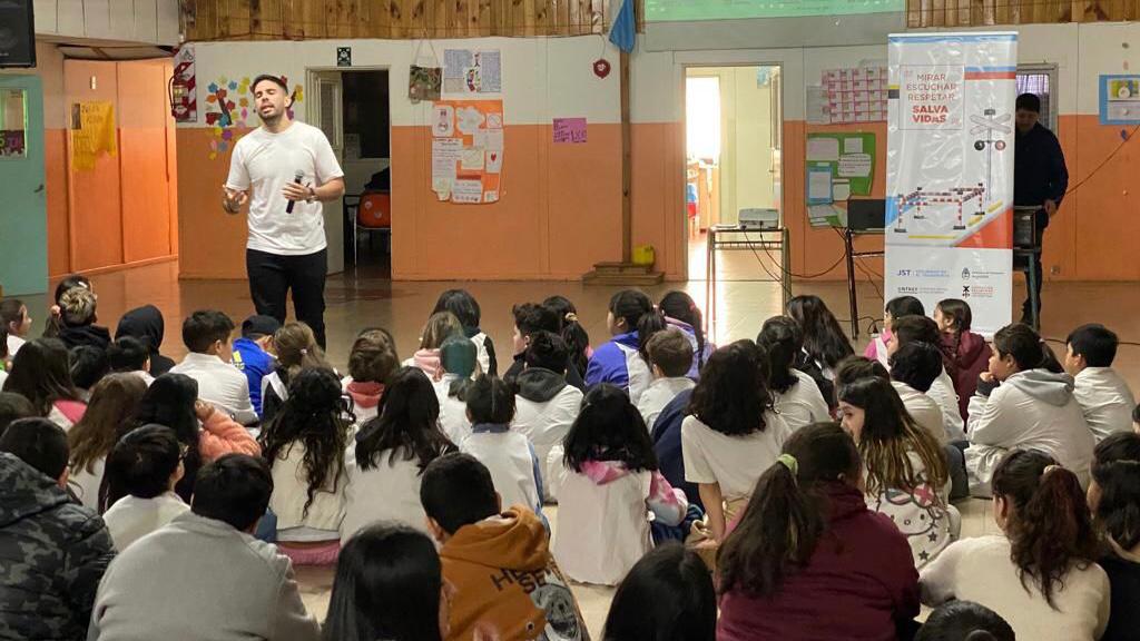 InfoJst's tweet photo. Investigadores y analistas ferroviarios, junto al  equipo de capacitación de la JST, realizaron talleres en 3 escuelas de Bariloche, Río Negro, con el objetivo de concientizar sobre buenas prácticas y prevenir los accidentes e incidentes que ocurren en los pasos a nivel. https://t.co/noZ8V4fuNz