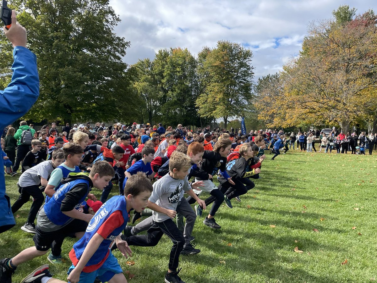 swlodarc's tweet photo. A great effort by our Ancaster Meadow Falcons at today’s cross country meet. Every student gave it their all! Well done! @ancastermeadow @PMataseje https://t.co/3ZkCy9MMkN