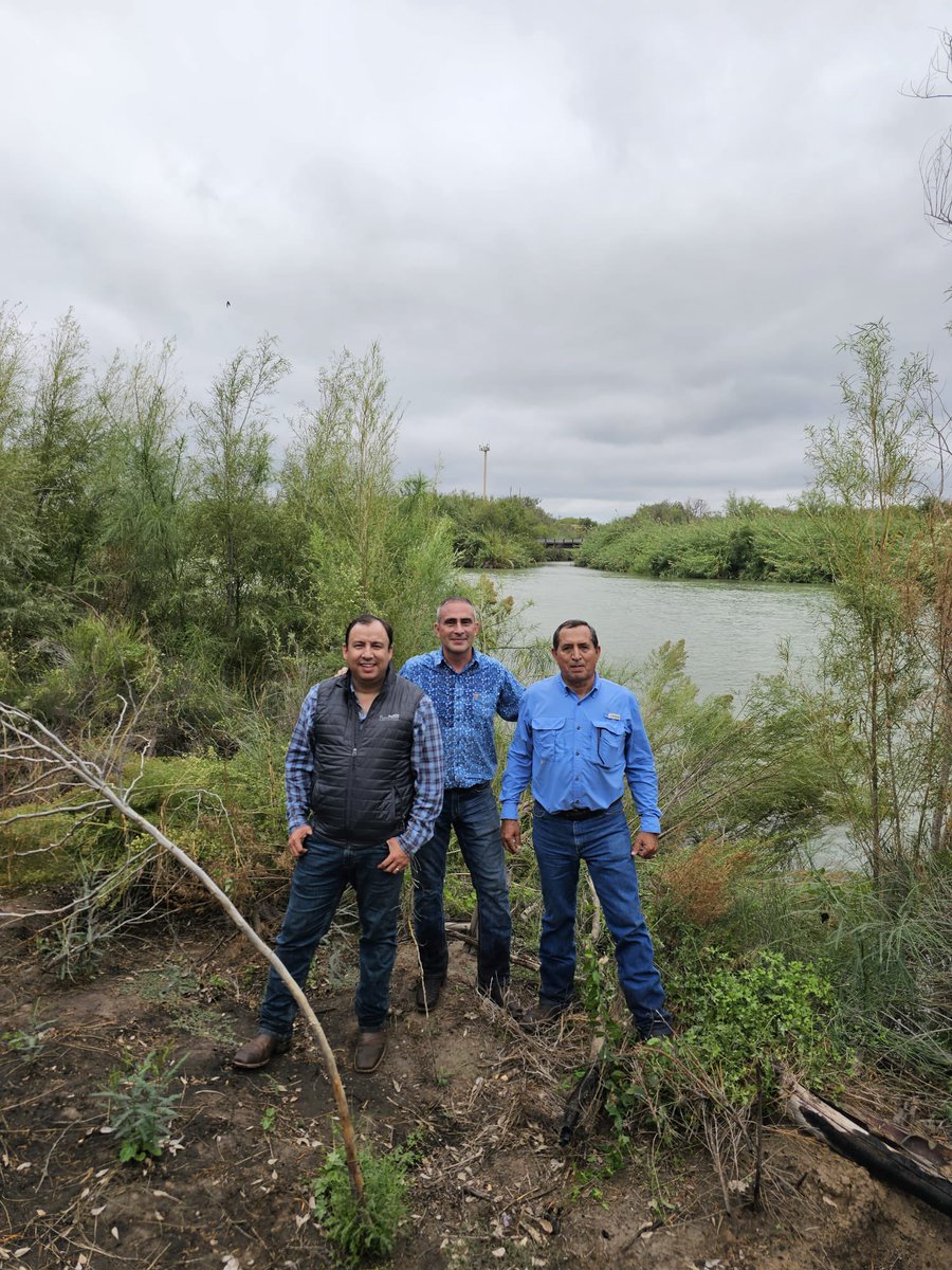 PuertoVerdeGTB's tweet image. Great site visit of our railroad crossing on the Mexican side of the border with Roberto Enriques from the CILA commission internacional de límites y aguas #Secureborder #PVGTB
