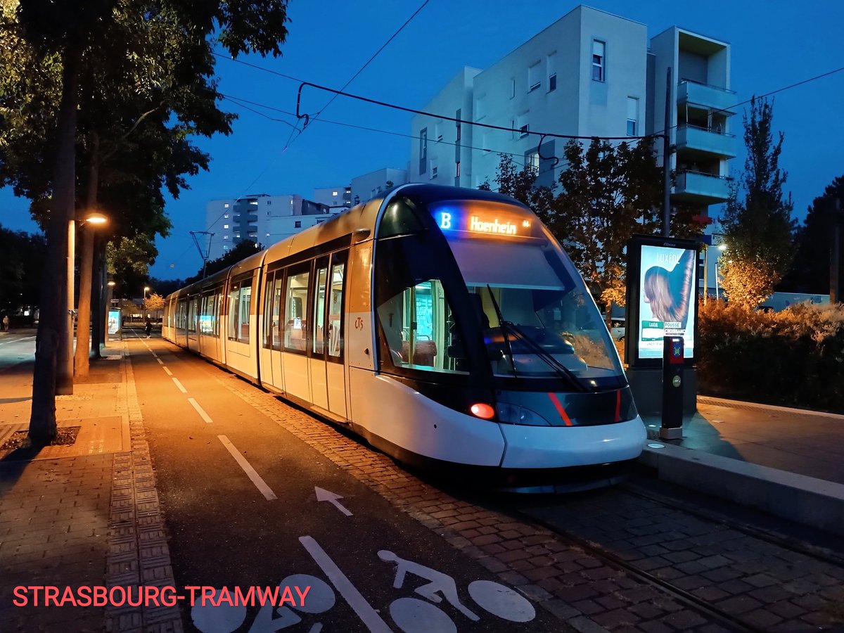 La rame Citadis n° 2007, à la tombée de la nuit, au terminus de Lingolsheim Tiergaertel de la ligne B. Le 10 octobre 2023.