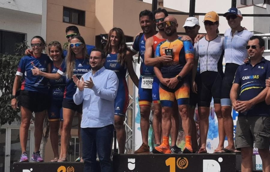 MCANA_ET's tweet image. #BuenasNoches Finalizamos la jornada  de igual manera que la comenzamos, esta vez felicitando al equipo de triatlón Club Deportivo Soria  9 que ha conseguido el 🥈 categoría Open y  4 en el Campeonato de Canarias en el IV Triatlón Grandes Playas #Corralejo #BRICANXVI @MCANA_ET 🇪🇦