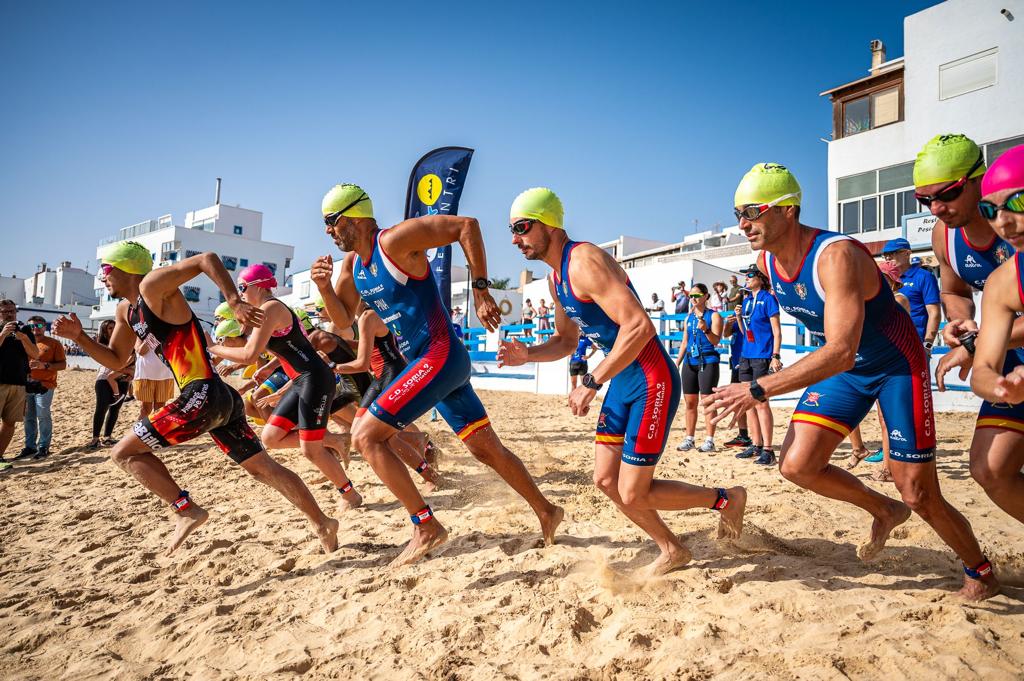 MCANA_ET's tweet image. #BuenasNoches Finalizamos la jornada  de igual manera que la comenzamos, esta vez felicitando al equipo de triatlón Club Deportivo Soria  9 que ha conseguido el 🥈 categoría Open y  4 en el Campeonato de Canarias en el IV Triatlón Grandes Playas #Corralejo #BRICANXVI @MCANA_ET 🇪🇦