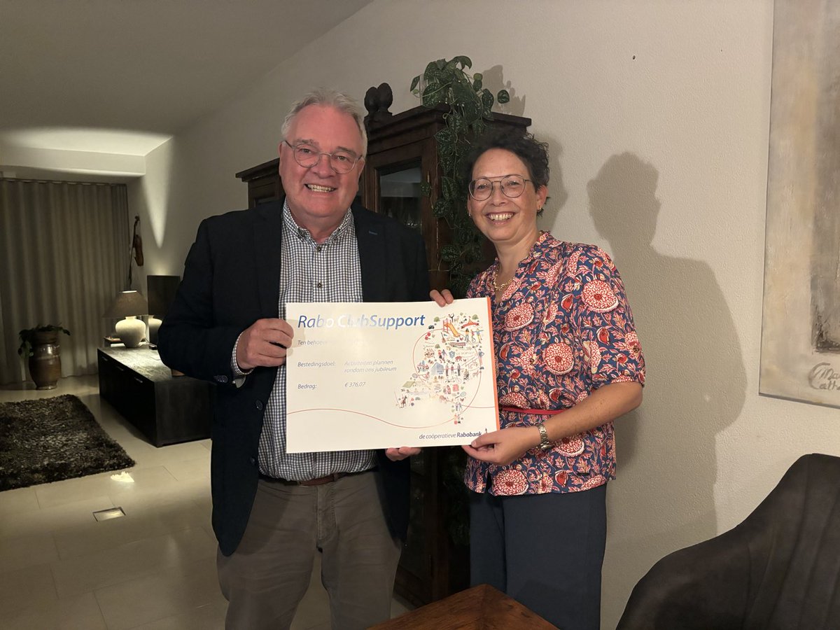 Als #Rabobank dragen we verenigingen een warm hart toe. Namens de bank mocht ik een #Raboclubsupport cheque uitreiken aan Shirley Duisters van Vocaal Ensemble #Quintessens in Budel. Veel succes met jullie jubileum!