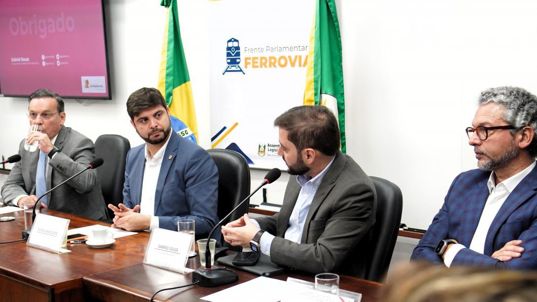 Em evento na Assembleia, Frente Parlamentar - presidida pelo deputado <a href="/felipecamozzato/">Felipe Camozzato</a> - defende a importância do modal ferroviário para melhorar a economia do RS. Saiba mais: bit.ly/3LYrwvL