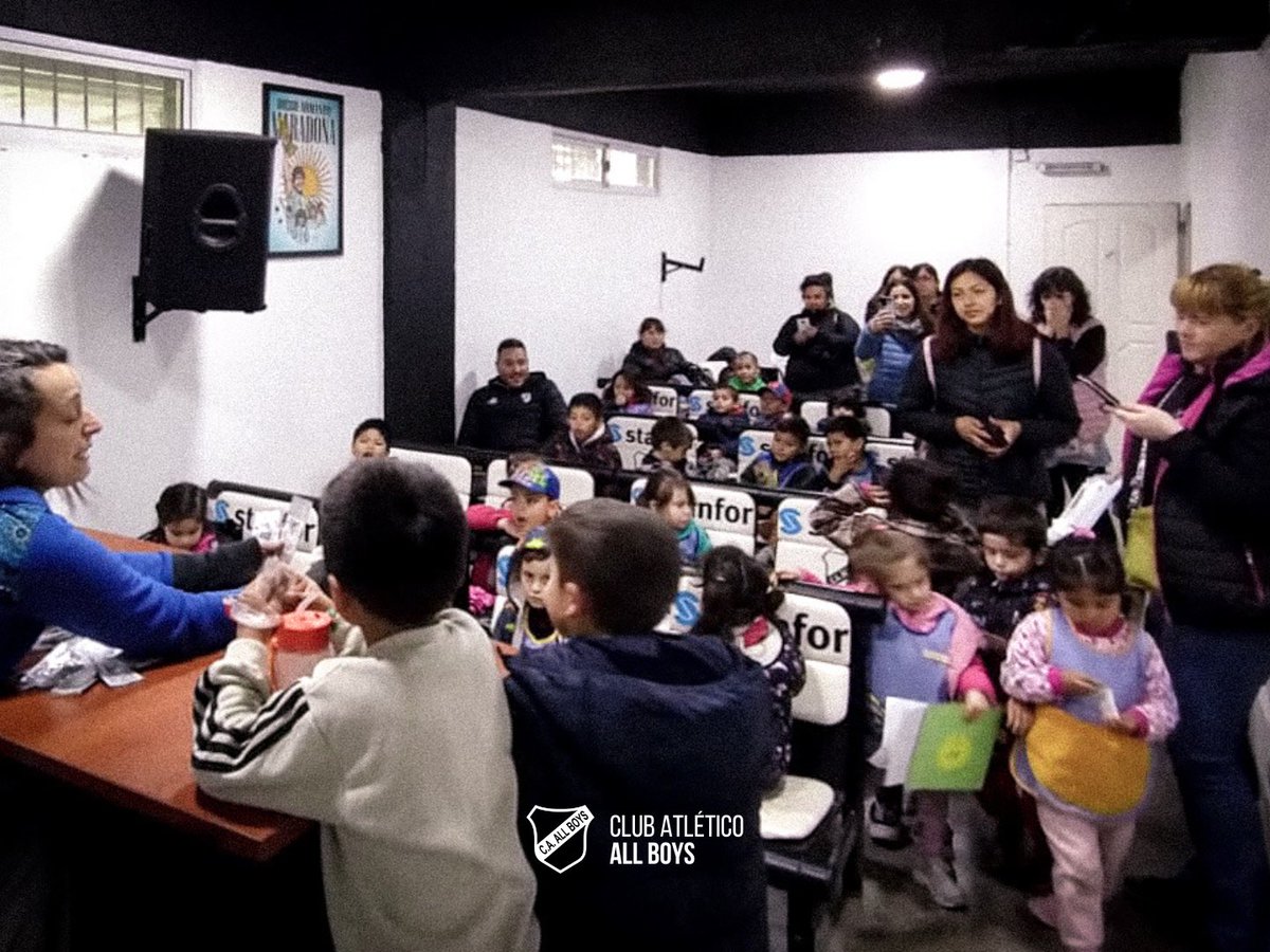 🏟️ Hoy por la mañana, el Jardin Nro. 3 La Floresta visitó el Islas Malvinas 😍

👦🏽👧 Fueron 29 niñas y niños de la sala de 4 años.

Recorrieron todas las instalaciones del estadio y el campo de juego.

🤍🖤 #SoyDeAllBoys 🖤🤍
